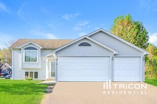 2094 French Trace Ave in Shakopee, MN - Building Photo