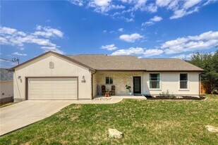 8005 Flintlock Cir in Lago Vista, TX - Building Photo