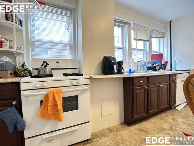1721 Commonwealth Ave, Unit 1 in Boston, MA - Building Photo - Building Photo