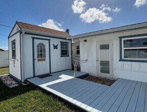1790 Loralin Dr in Englewood, FL - Building Photo - Building Photo