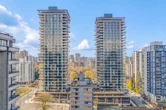 Landmark on Robson in Vancouver, BC - Building Photo - Building Photo