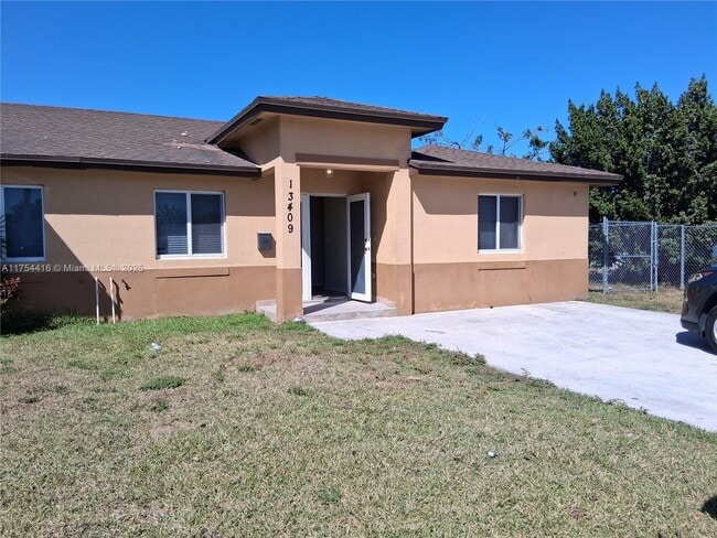 13409 SW 268th St in Princeton, FL - Building Photo - Building Photo