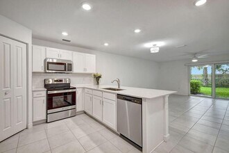 6851 Broadwater Ln in Greenacres, FL - Foto de edificio - Building Photo