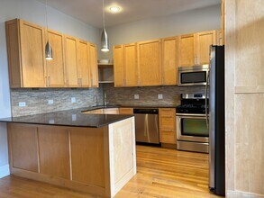 820 W Wrightwood Ave, Unit 820 W Wrightwood Unit 2 in Chicago, IL - Building Photo - Building Photo