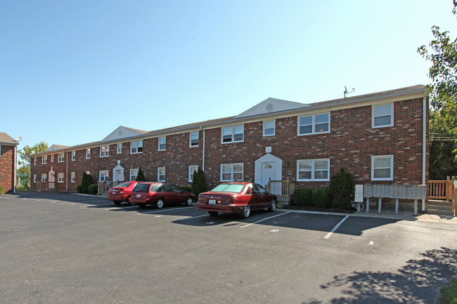 Savannah Square & Terrace Apartments in Louisville, KY - Building Photo - Building Photo