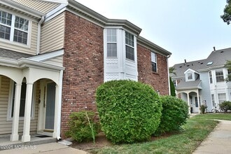 119 Hyacinth Ln in Freehold, NJ - Foto de edificio - Building Photo