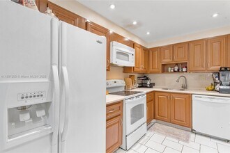 20401 NE 30th Ave in Aventura, FL - Building Photo - Building Photo