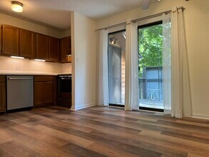 2821 Seclusion Ct, Unit A in Raleigh, NC - Foto de edificio - Building Photo