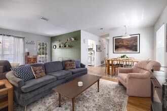 2806 Rae Dell Ave in Austin, TX - Building Photo - Building Photo