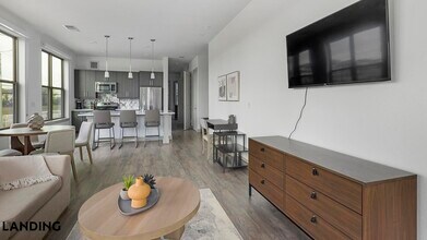 3030 Summer St, Unit 242 in Houston, TX - Foto de edificio - Building Photo