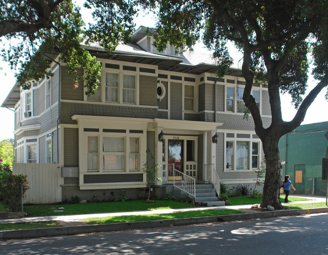 718 Sunset Ave in Pasadena, CA - Foto de edificio - Building Photo