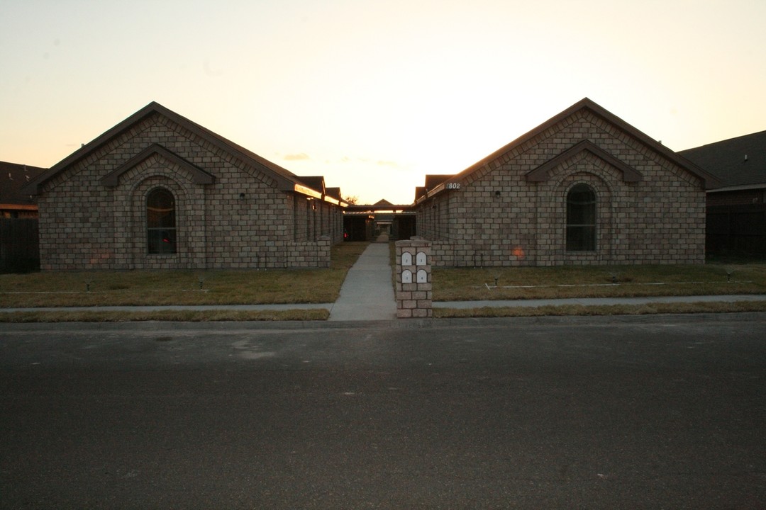 1802 S Juniper St in Pharr, TX - Foto de edificio