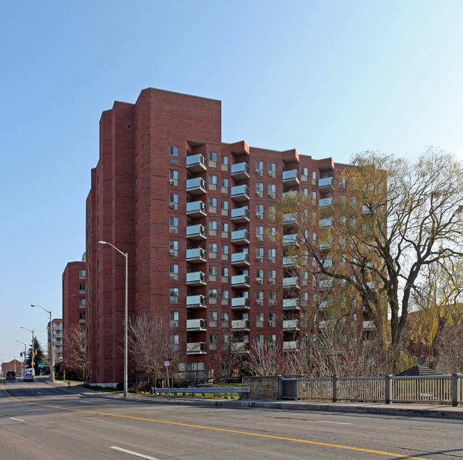 Sunrise Seniors Place in Oshawa, ON - Building Photo - Building Photo