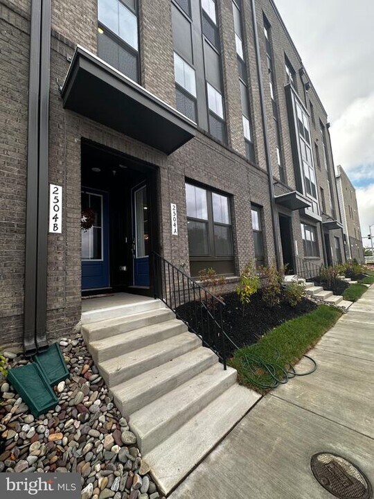 2504 W Peninsula Dr in Baltimore, MD - Building Photo