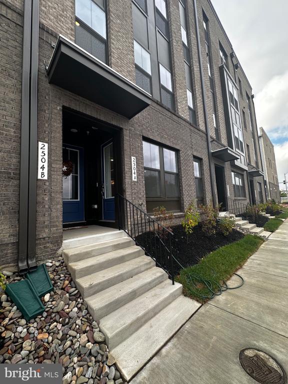 property at 2504 W Peninsula Dr