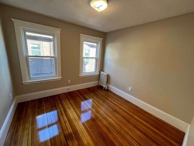 28 Emerald St, Unit 2 in Medford, MA - Foto de edificio - Building Photo