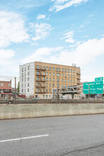 2104 Cross Bronx Expy in Bronx, NY - Foto de edificio - Building Photo