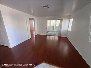 1533 Linnbaker Ln in Las Vegas, NV - Building Photo - Building Photo