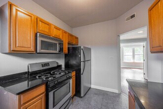 2446 N Hamlin Ave, Unit 2B in Chicago, IL - Building Photo - Building Photo