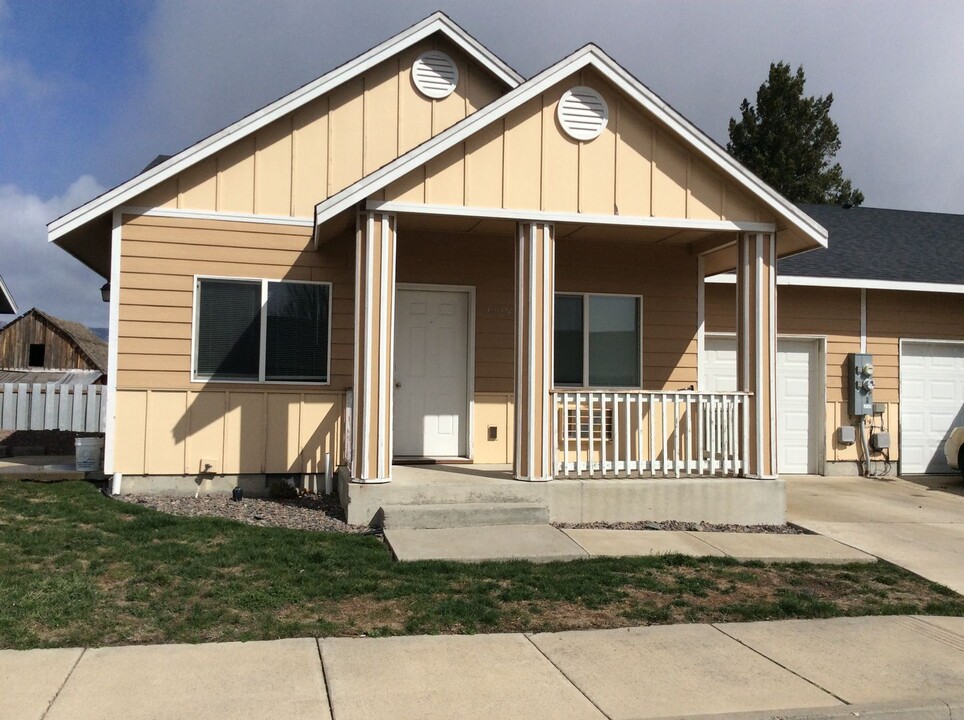 2225 Jakob Ave in La Grande, OR - Building Photo