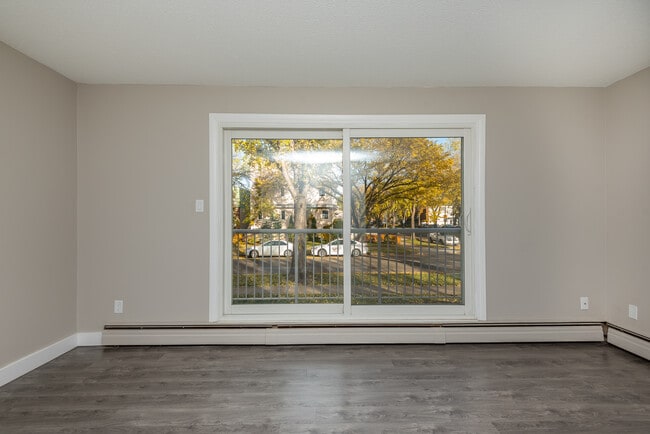 Oliver Manor in Edmonton, AB - Building Photo - Building Photo