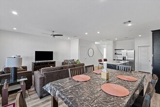 3215 Rainwood Gate Dr in Houston, TX - Foto de edificio - Building Photo