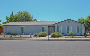 299 W Birch Ave in Hanford, CA - Building Photo - Building Photo