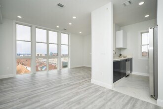 144 Bergen Ave, Unit 512 in Jersey City, NJ - Building Photo - Building Photo