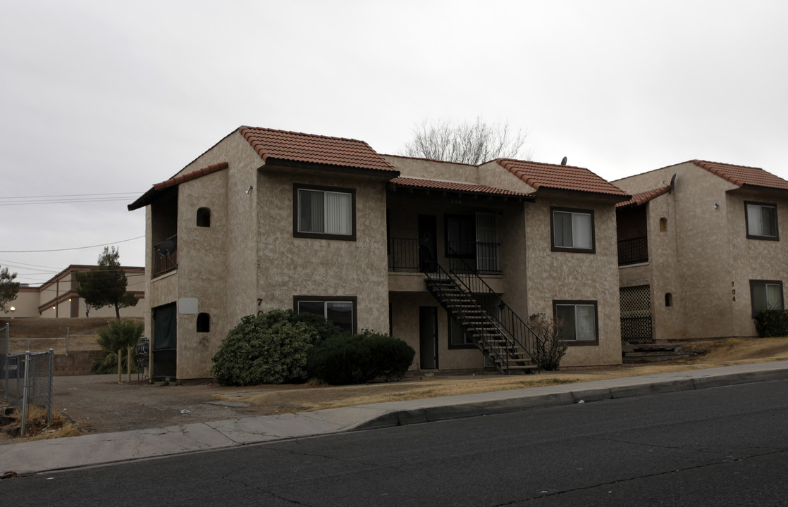 708 E Virginia Way in Barstow, CA - Building Photo