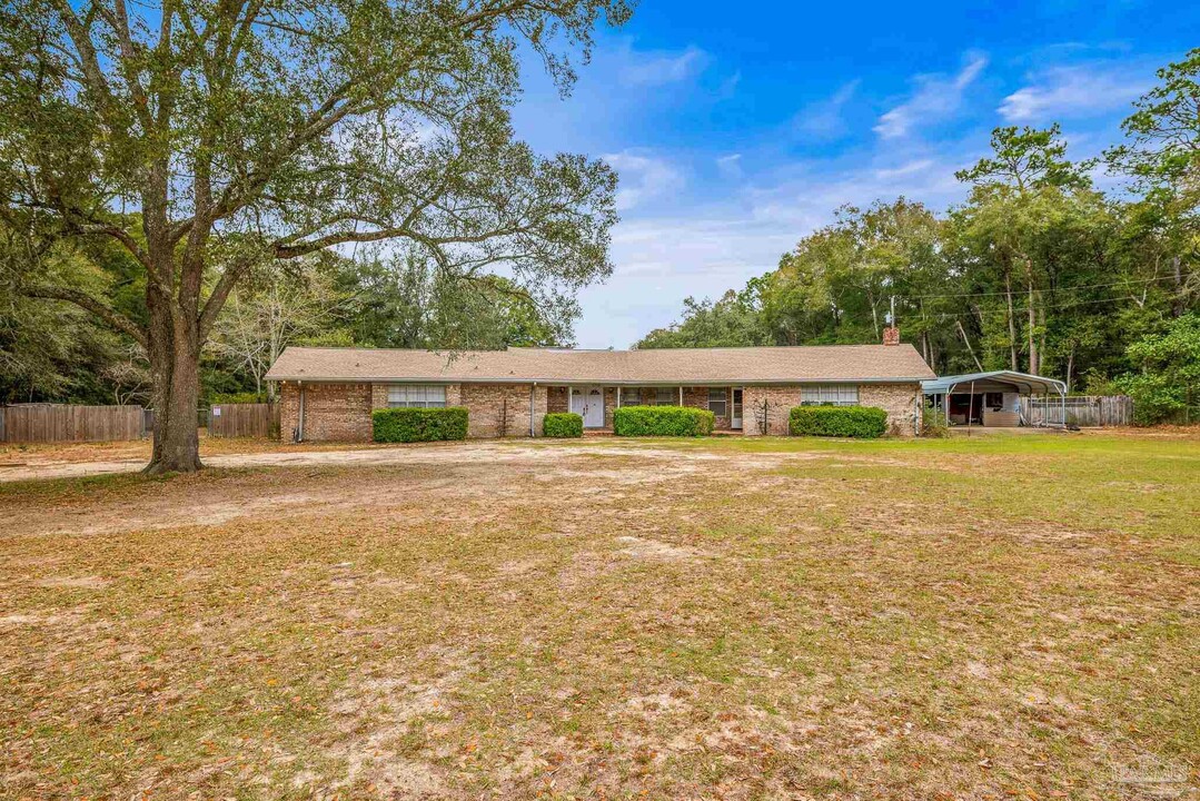 6308 Willard Norris Rd in Milton, FL - Building Photo