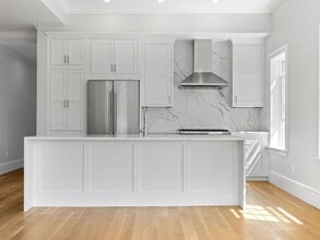 944 E Broadway in Boston, MA - Foto de edificio - Building Photo