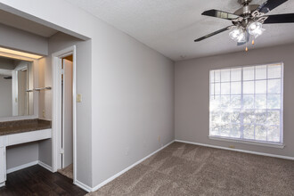 Solara Apartment Homes in San Antonio, TX - Building Photo - Interior Photo