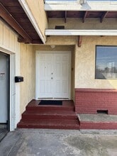 13607 Charlemagne Ave in Bellflower, CA - Foto de edificio - Building Photo