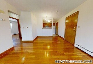 272 Grove St in Newton, MA - Building Photo - Building Photo