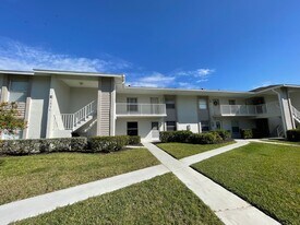 1330 Derbyshire Ct in Naples, FL - Building Photo