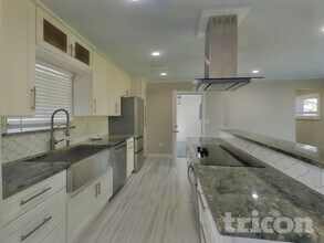 1040 Grapefruit Rd SE in Palm Bay, FL - Foto de edificio - Building Photo