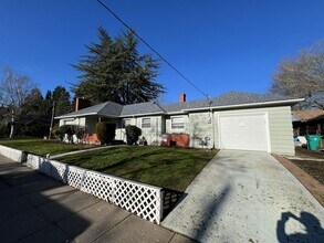 3505 NE Ainsworth St in Portland, OR - Building Photo - Building Photo