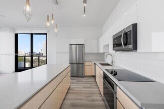 101 Diplomat Pkwy, Unit 1002 in Hallandale Beach, FL - Building Photo - Building Photo