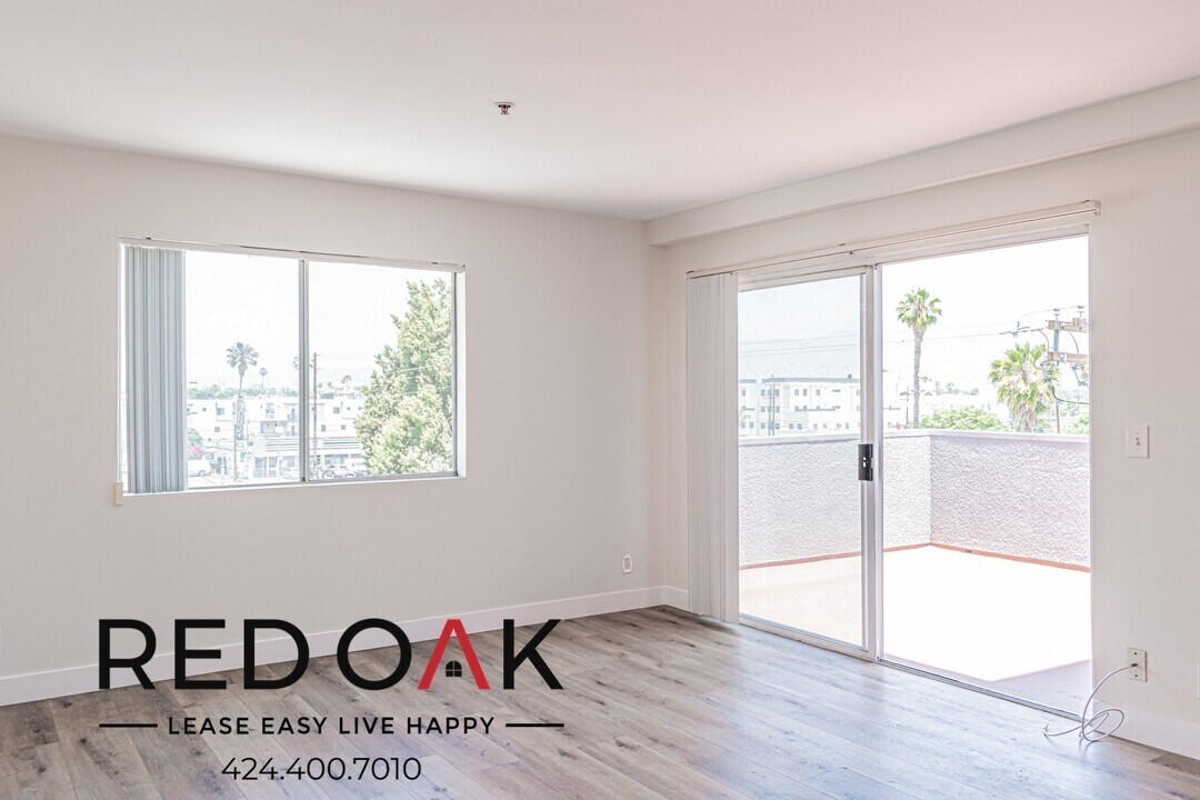 5541 Fulcher Ave in Los Angeles, CA - Building Photo