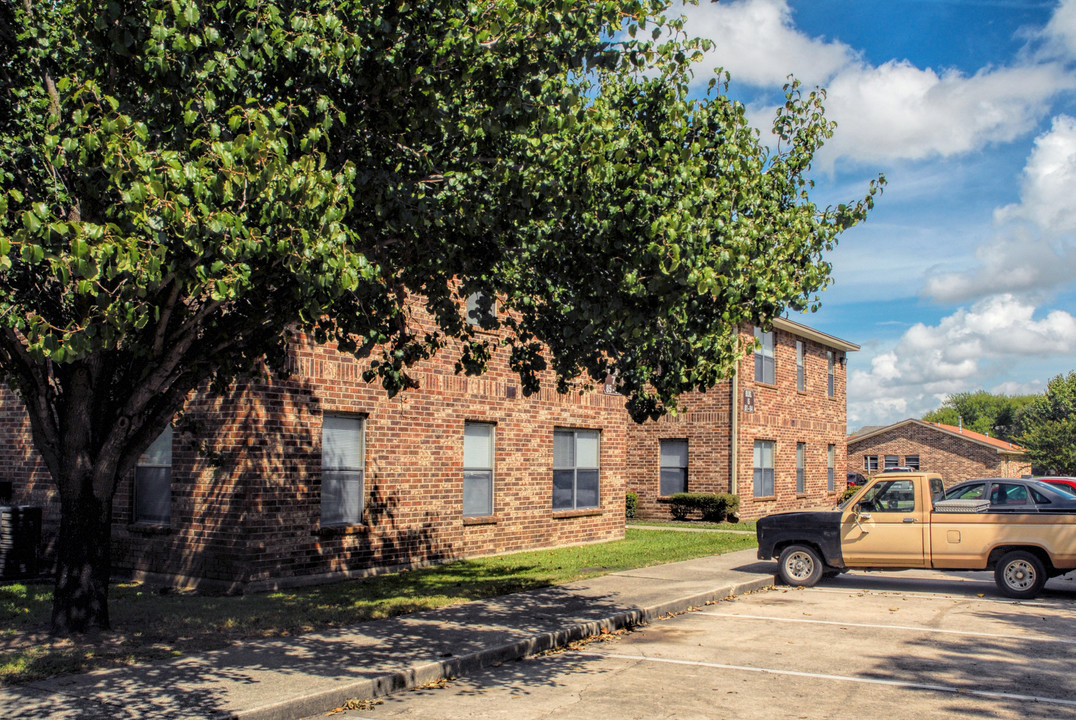 Country Terrace Village II in Highlands, TX - Building Photo