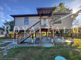 8350 Wren Rd in Ft. Myers, FL - Building Photo