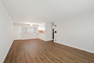 303 California Ave, 3 blocks to the beach in Santa Monica, CA - Building Photo - Building Photo