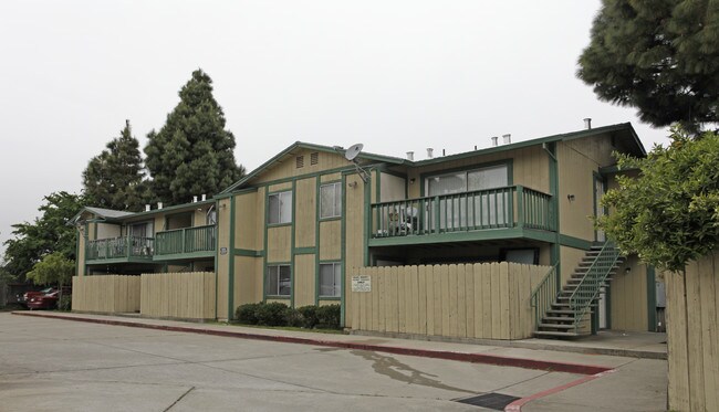 22049 Hathaway Ave in Hayward, CA - Foto de edificio - Building Photo