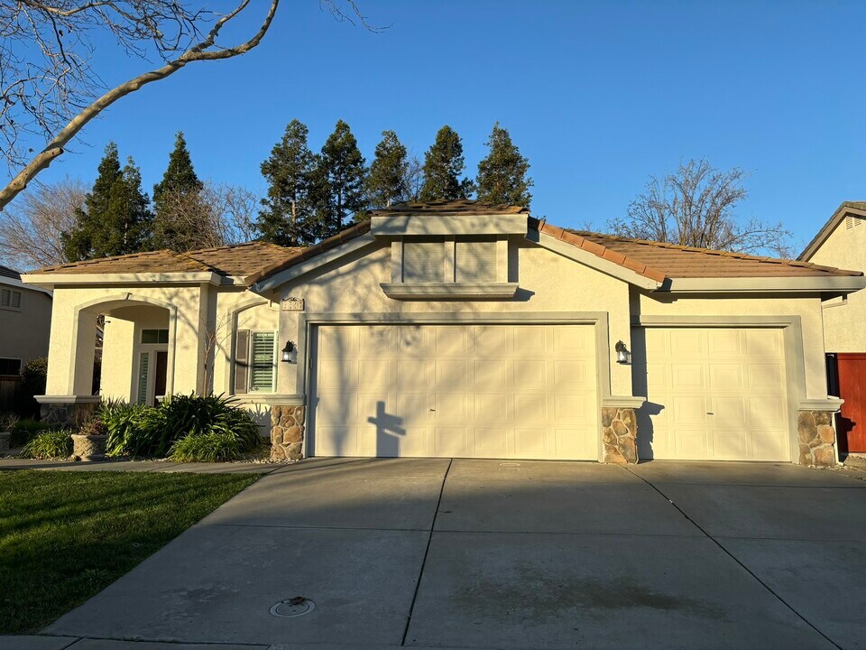 3547 Marsh Point Dr in Elk Grove, CA - Building Photo