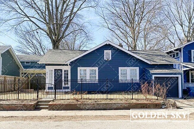 4910 Winthrop Ave in Indianapolis, IN - Foto de edificio - Building Photo