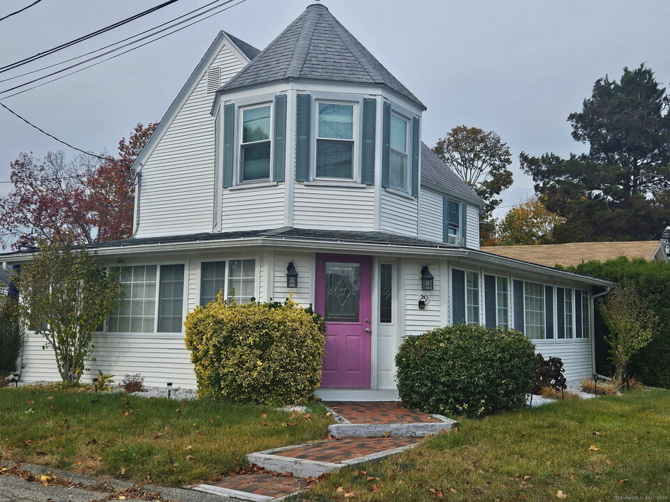 29 Prospect Ave in East Lyme, CT - Building Photo