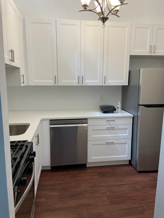 14 Carpenter Close, Unit 14 in Ridgefield, CT - Building Photo - Building Photo