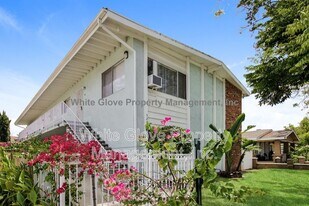 526 W Chestnut St in Anaheim, CA - Building Photo