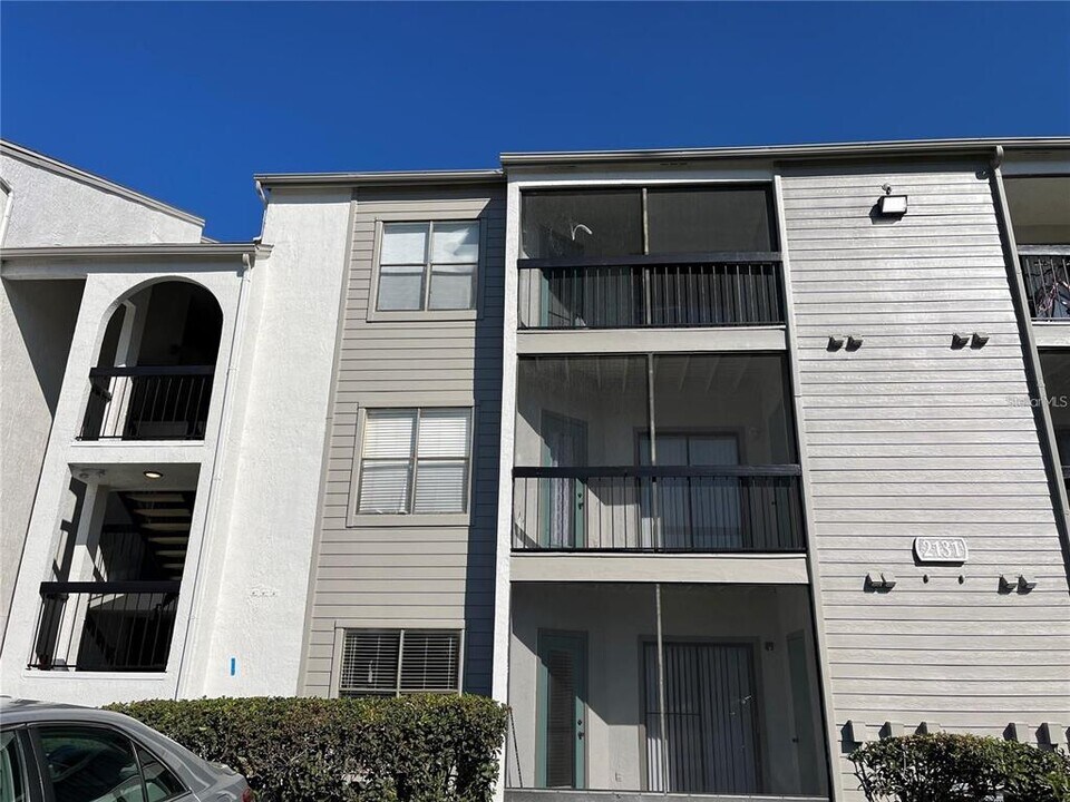 2131 Cascades Blvd in Kissimmee, FL - Building Photo