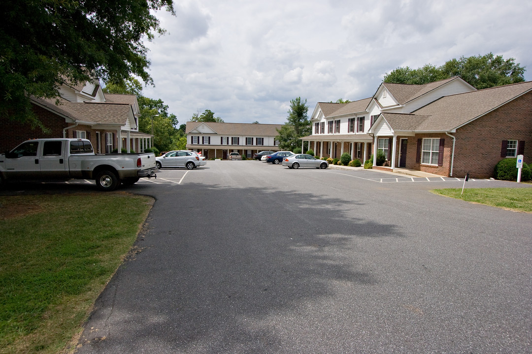 The Oaks in Hickory, NC - Building Photo